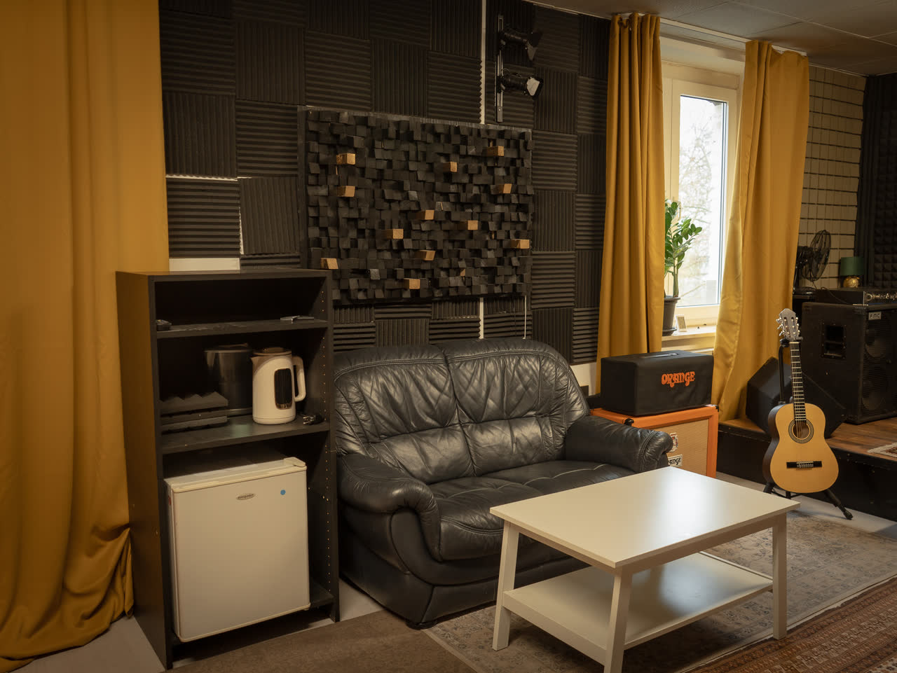 Lounge mit Sofa bei Tageslicht