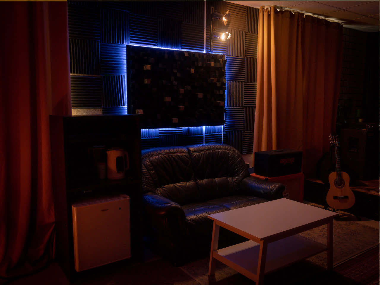 Lounge mit Sofa im Studiolicht