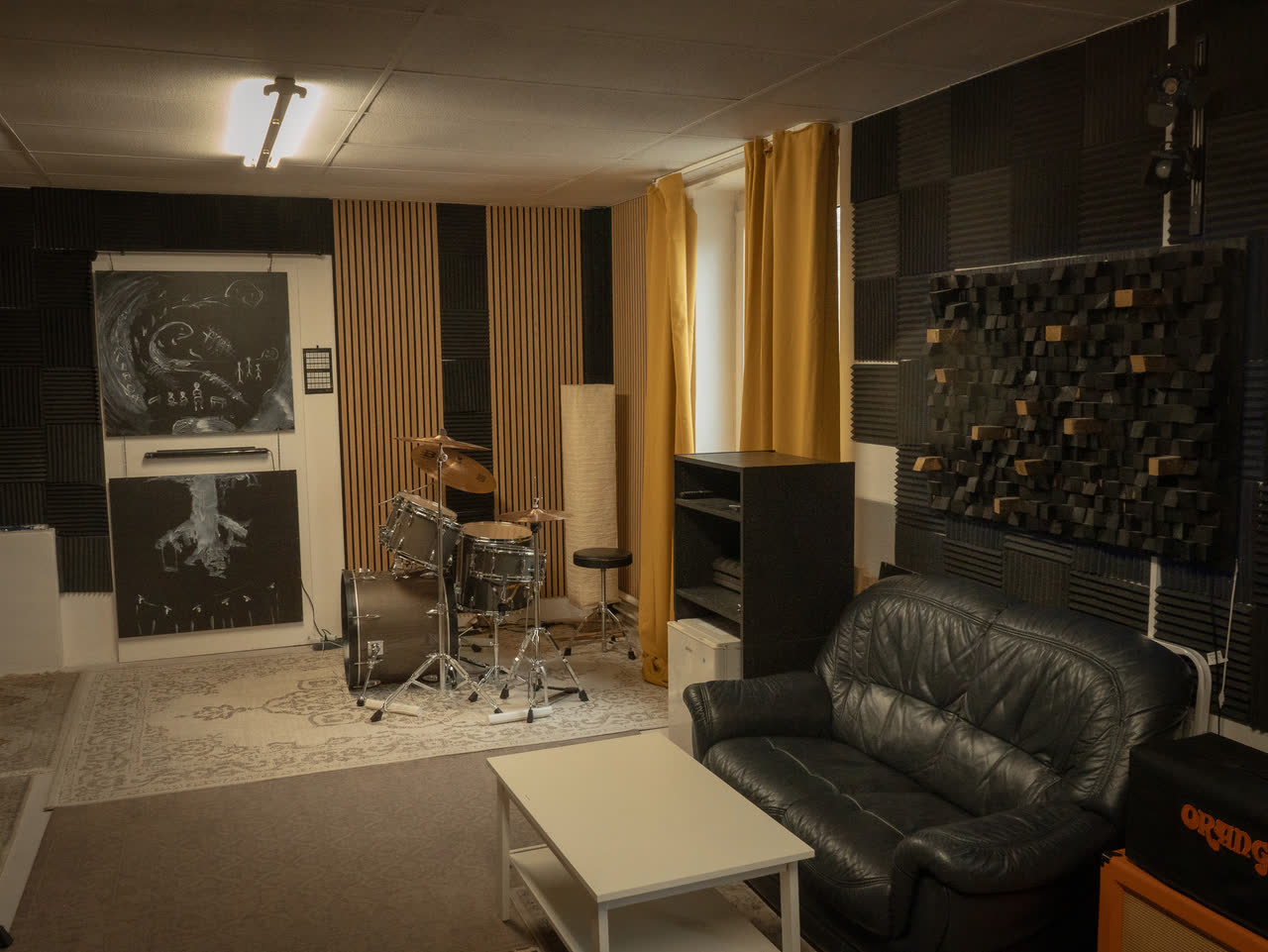 Probenraum mit Drums und Sofa bei Tageslicht