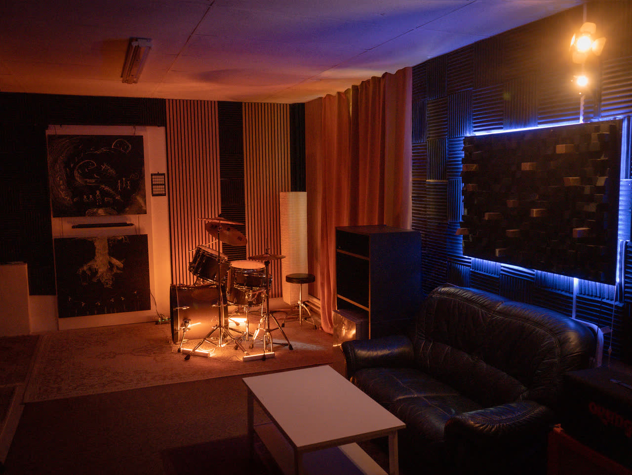 Probenraum mit Drums und Sofa im Studiolicht