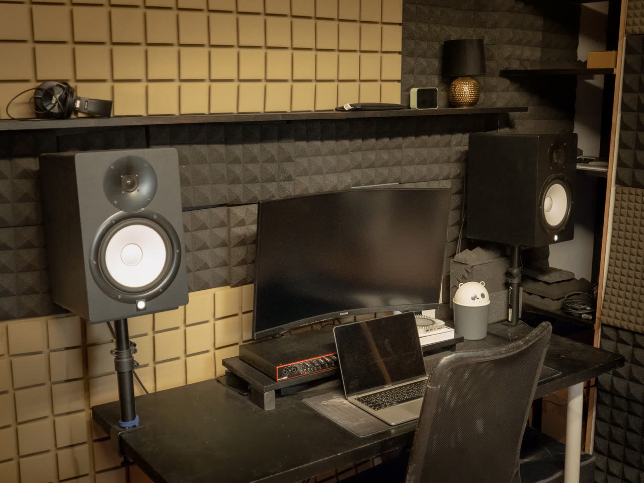 Recording-Ecke mit Logic-Pro-Setup bei Tageslicht