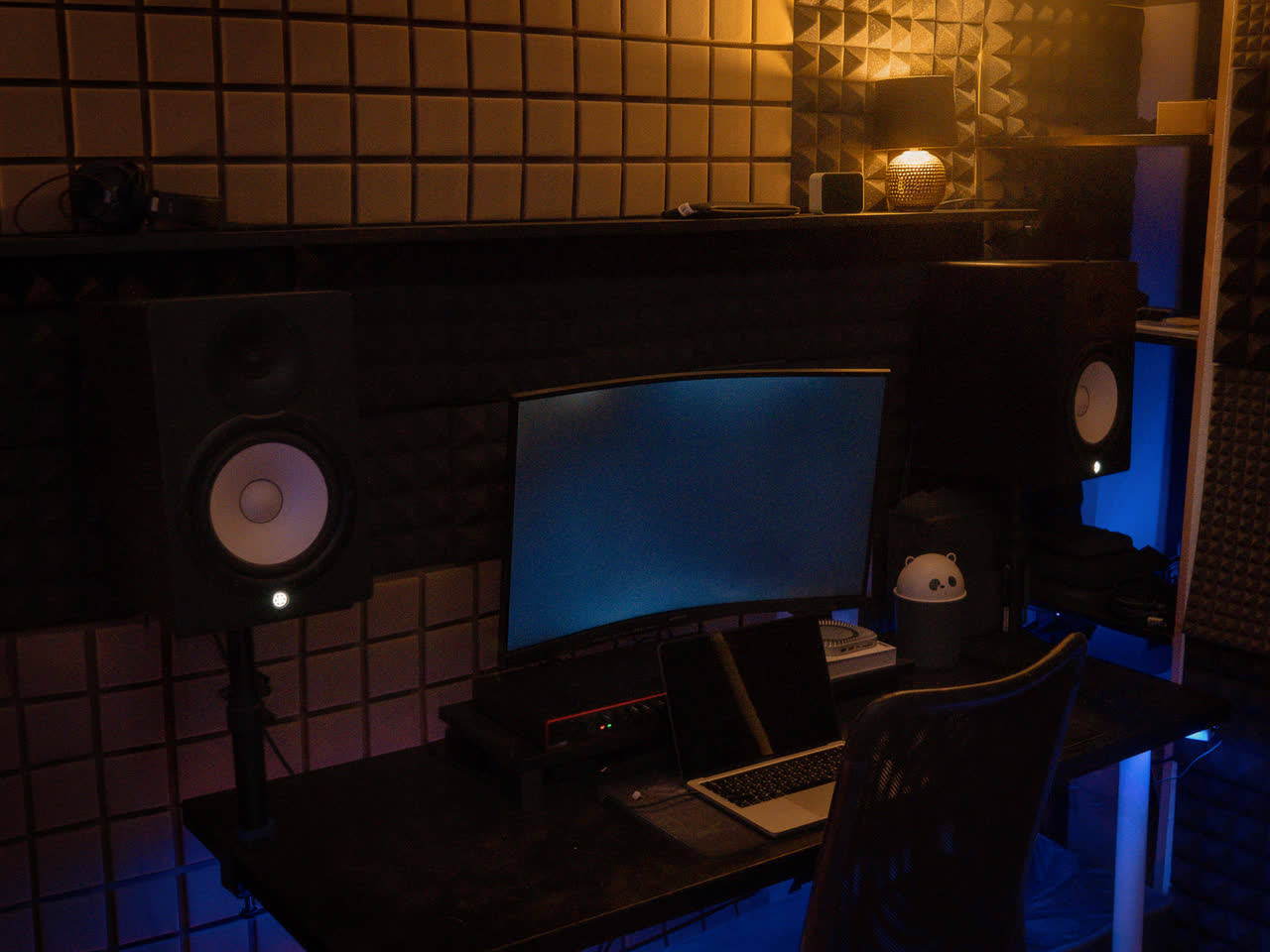 Recording-Ecke mit Logic-Pro-Setup im Studiolicht