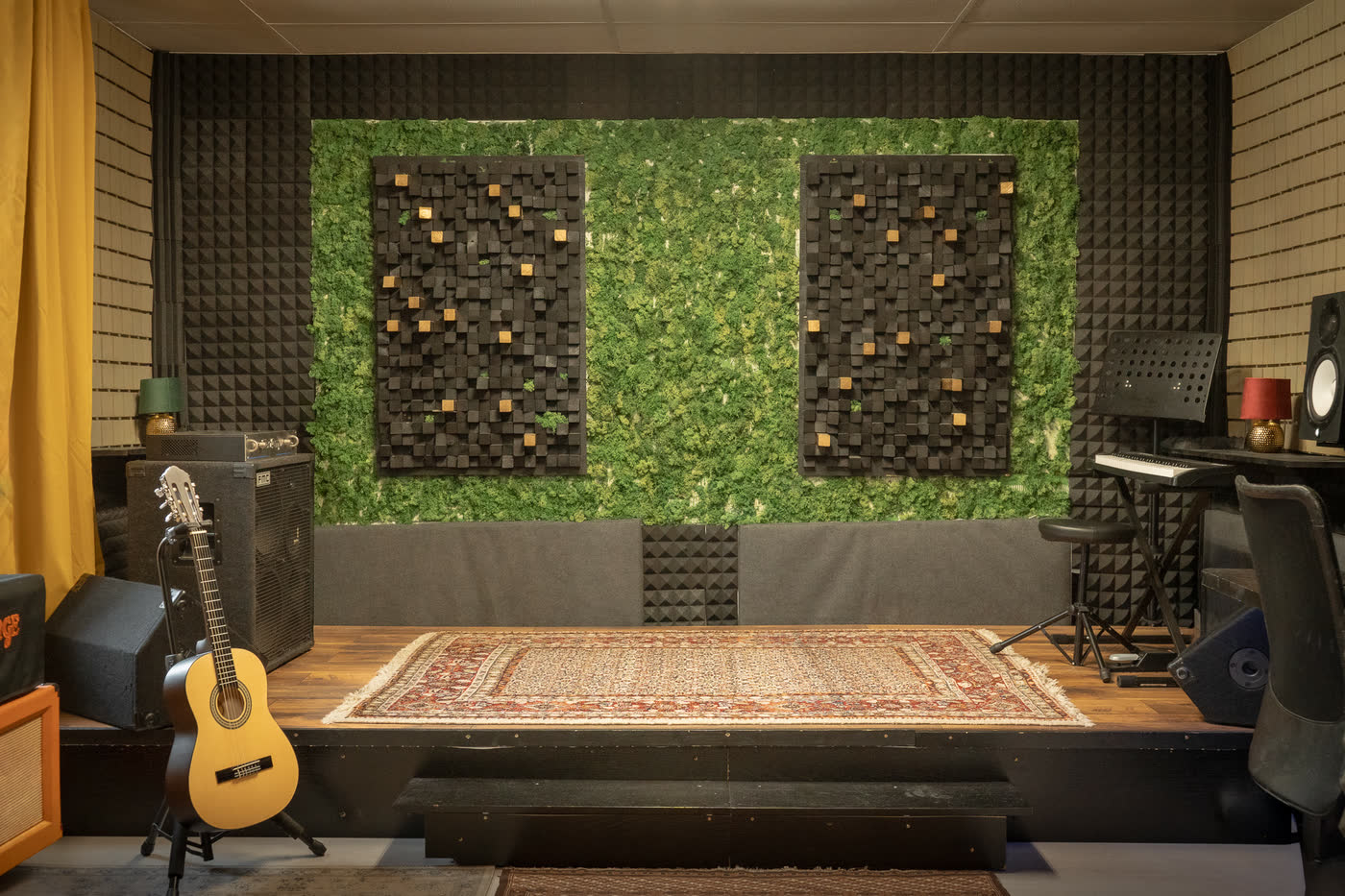 Bühne im SONORA Studio mit Akustikpanelen und Moosswand